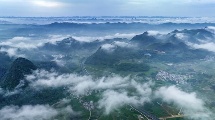 雨后初晴 山村现云海景观