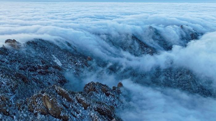 河南尧山：初雪新霁 云海缭绕