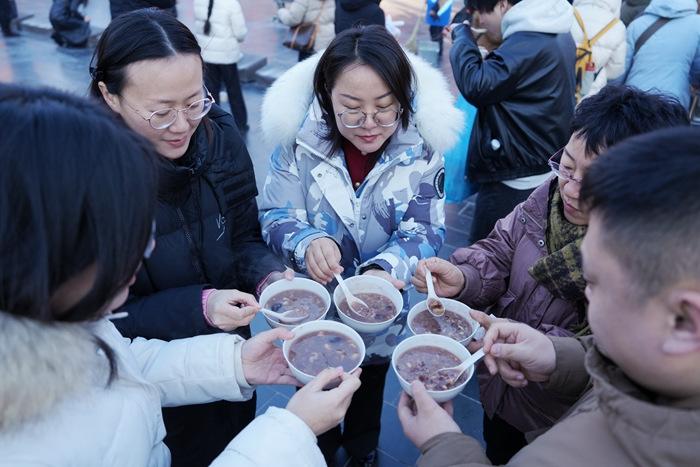 暖心又暖胃！各地民众品粥过腊八